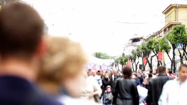 Multitud de personas en las calles en el Día de la ciudad — Vídeo de stock