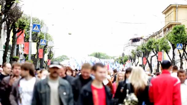 Multitud de personas en las calles en el Día de la ciudad — Vídeos de Stock