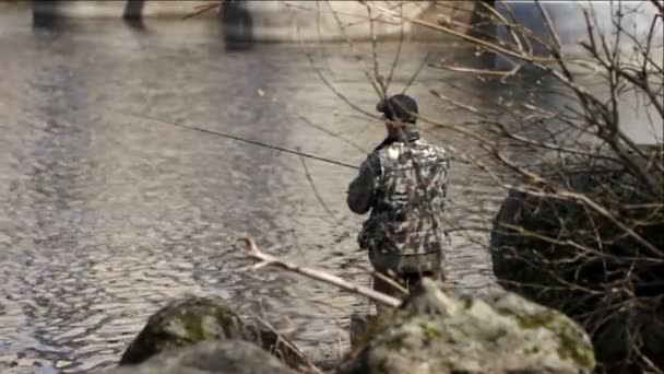 Fiskare fiske nära vattenkraftverk dammen. — Stockvideo
