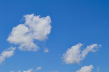 Mavi gökyüzünde güzel bulutlar