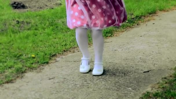 Kinder spelletjes en activiteiten. Meisje springtouw. Ze gewoon te leren. Deze opleiding voordat u de hoogten van uitmuntendheid bereiken. — Stockvideo