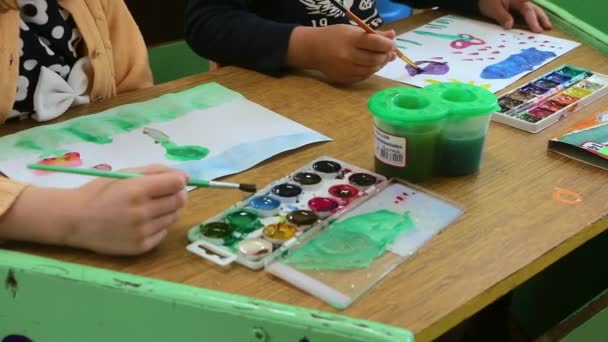 Children's creativity. The child draws watercolors. He immersed in their fantasies. It is with enthusiasm and pleasure creates, invents — Stock Video