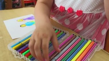 Çocuk yaratıcılık. Kız keçeli kalem çizer. Kız kendi fantezilerini dalmış. Bu coşku ve zevk oluşturur, icat