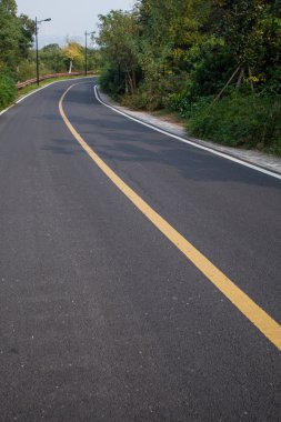 Güzel Güneş Karayolları yol asfalt ile gökyüzü doğuyor