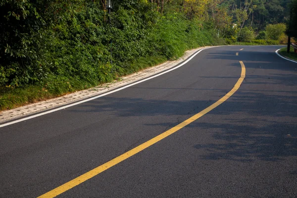 Bel sole che sorge cielo con asfalto autostrade strada — Foto Stock