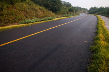 Güzel Güneş Karayolları yol asfalt ile gökyüzü doğuyor