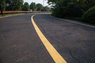 Güzel Güneş Karayolları yol asfalt ile gökyüzü doğuyor