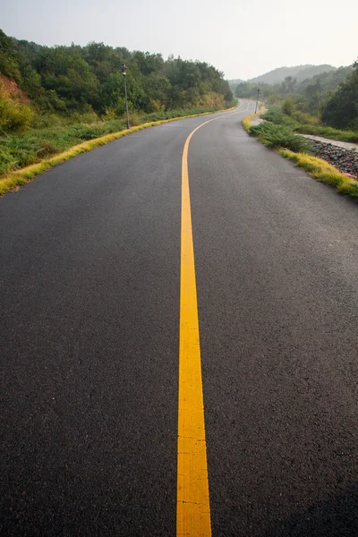 Bel sole che sorge cielo con asfalto autostrade strada — Foto Stock