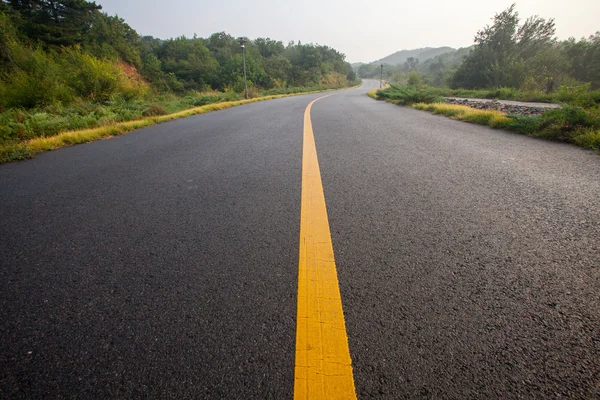 Bel sole che sorge cielo con asfalto autostrade strada — Foto Stock