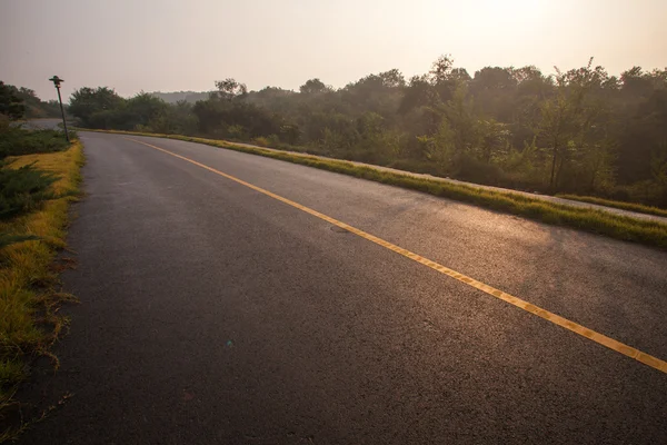 Bel sole che sorge cielo con asfalto autostrade strada — Foto Stock