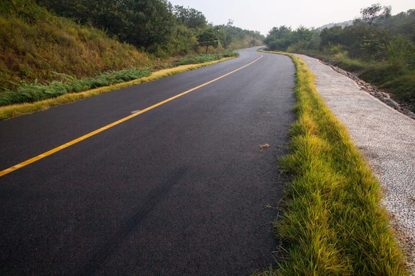 Bel sole che sorge cielo con asfalto autostrade strada — Foto Stock