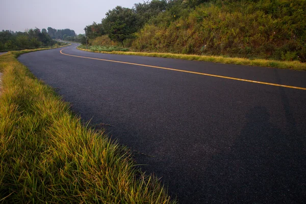 Bel sole che sorge cielo con asfalto autostrade strada — Foto Stock