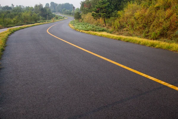 Bel sole che sorge cielo con asfalto autostrade strada — Foto Stock