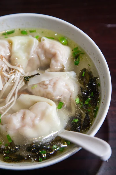 Chinesisches Ravioli-Essen — Stockfoto