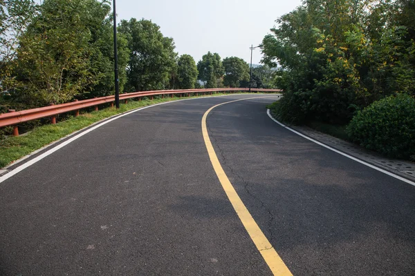 Bel sole che sorge cielo con asfalto autostrade strada — Foto Stock