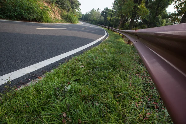 Bel sole che sorge cielo con asfalto autostrade strada — Foto Stock