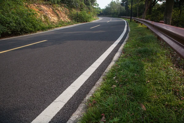 Bel sole che sorge cielo con asfalto autostrade strada — Foto Stock