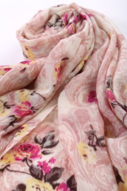 Çin tarzı desen kumaş eşarplar yaptı