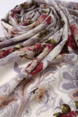 Çin tarzı desen kumaş eşarplar yaptı