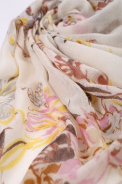 Çin tarzı desen kumaş eşarplar yaptı