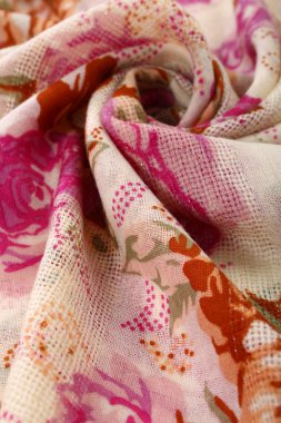 Çin tarzı desen kumaş eşarplar yaptı