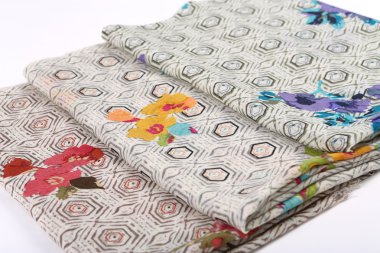 Çin tarzı desen kumaş eşarplar yaptı