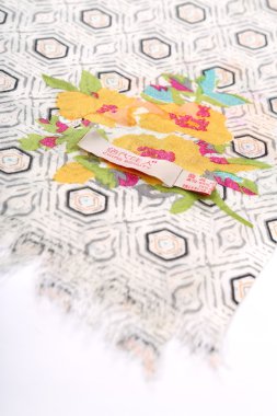 Çin tarzı desen kumaş eşarplar yaptı