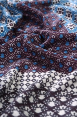 Çin tarzı desen kumaş eşarplar yaptı