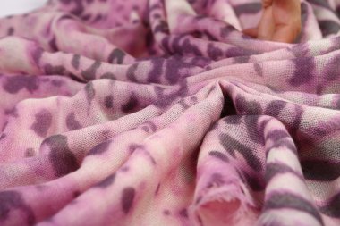 Çin tarzı desen kumaş eşarplar yaptı