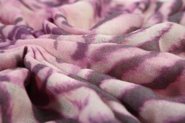 Çin tarzı desen kumaş eşarplar yaptı