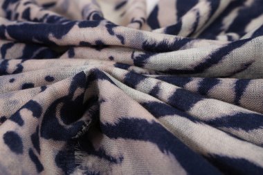 Çin tarzı desen kumaş eşarplar yaptı