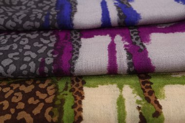 Çin tarzı desen kumaş eşarplar yaptı