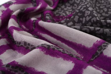 Çin tarzı desen kumaş eşarplar yaptı