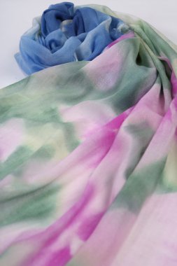 Çin tarzı desen kumaş eşarplar yaptı