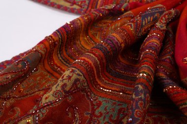 Çin tarzı desen kumaş eşarplar yaptı