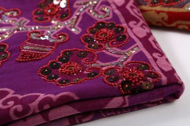 Çin tarzı desen kumaş eşarplar yaptı