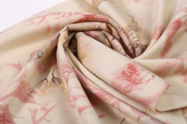 Çin tarzı desen kumaş eşarplar yaptı