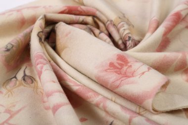 Çin tarzı desen kumaş eşarplar yaptı