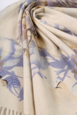 Çin tarzı desen kumaş eşarplar yaptı