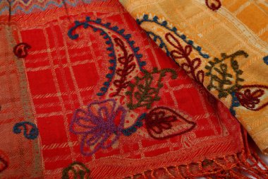 Çin tarzı desen kumaş eşarplar yaptı