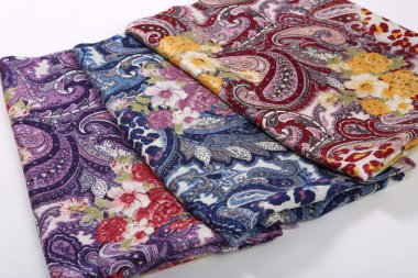 Çin tarzı desen kumaş eşarplar yaptı