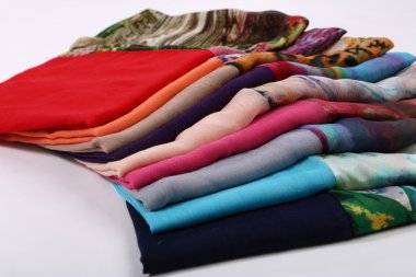 Çin tarzı desen kumaş eşarplar yaptı