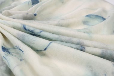 Çin tarzı desen kumaş eşarplar yaptı