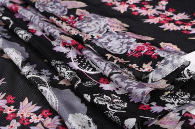 Çin tarzı desen kumaş eşarplar yaptı