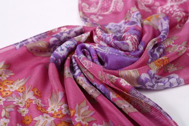 Çin tarzı desen kumaş eşarplar yaptı