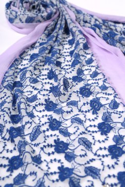 Çin tarzı desen kumaş eşarplar yaptı