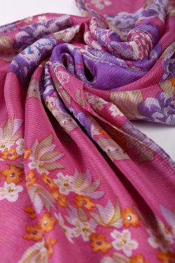 Çin tarzı desen kumaş eşarplar yaptı