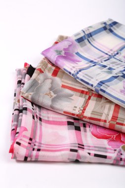 Çin tarzı desen kumaş eşarplar yaptı