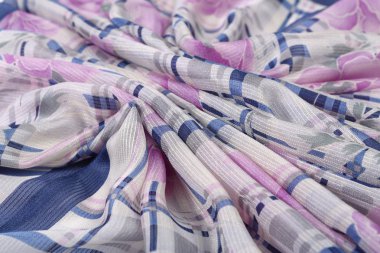 Çin tarzı desen kumaş eşarplar yaptı