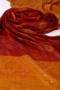 Çin tarzı desen kumaş eşarplar yaptı